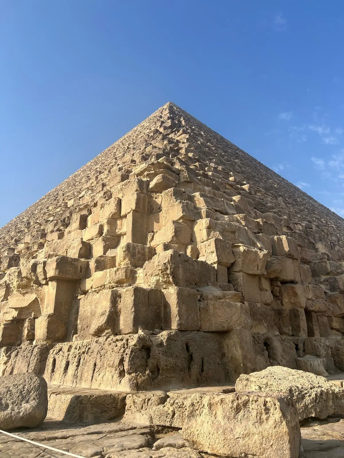 Pyramiden von Gizeh bei Sonnenlicht
