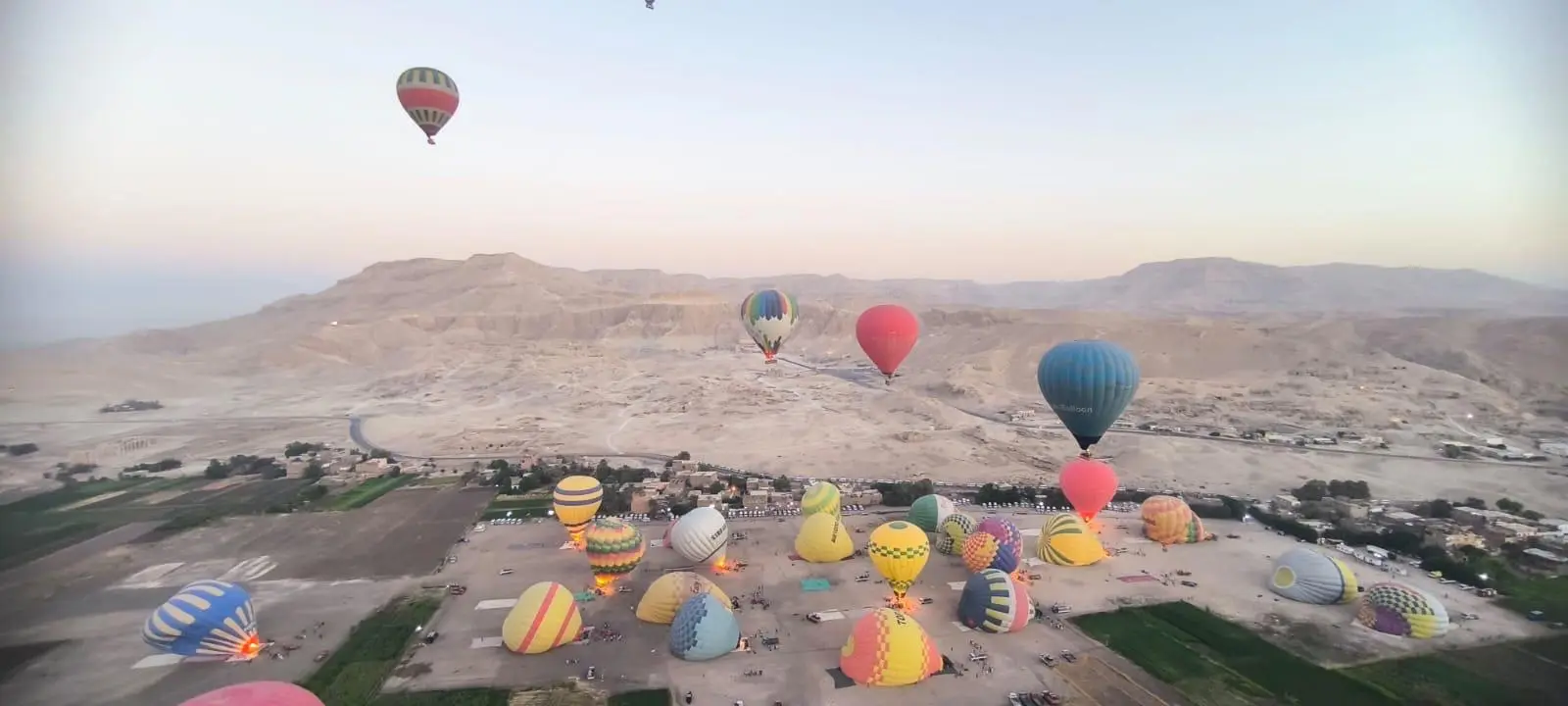 Heißluftballons über dem Tal der Könige bei Sonnenaufgang