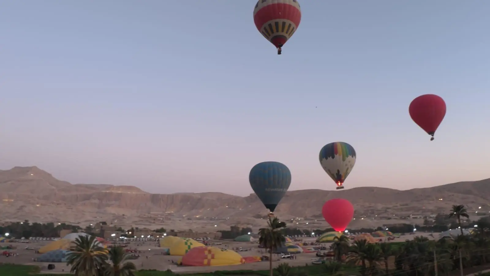 Heißluftballons über dem Tal der Könige bei Sonnenaufgang