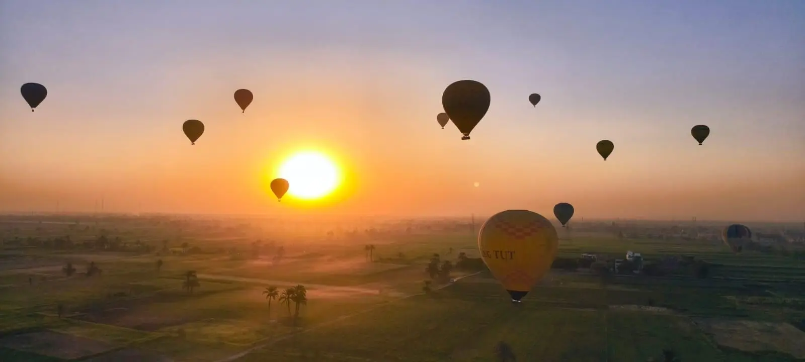 Heißluftballons über dem Tal der Könige bei Sonnenaufgang