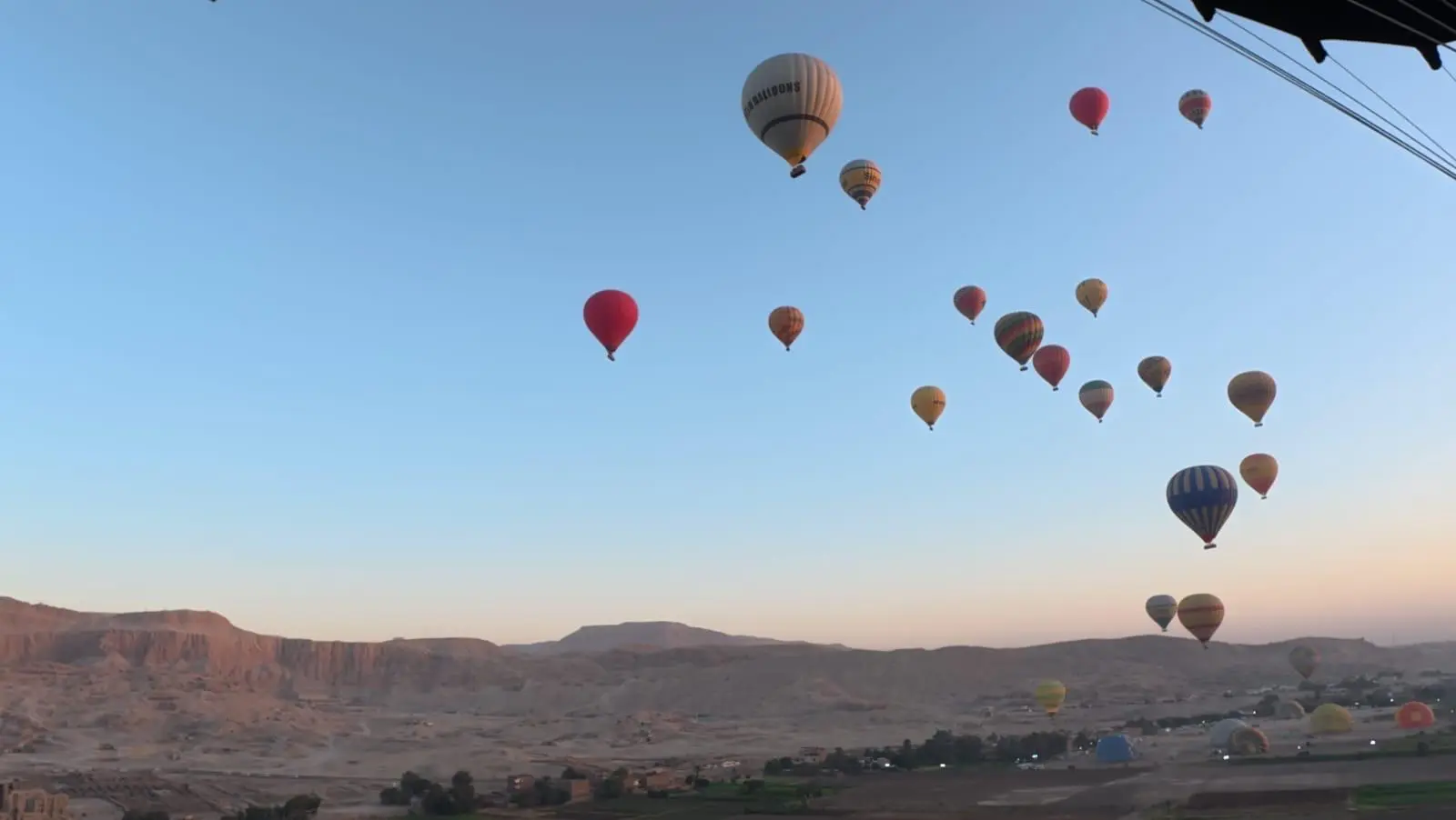 Heißluftballons über dem Tal der Könige bei Sonnenaufgang