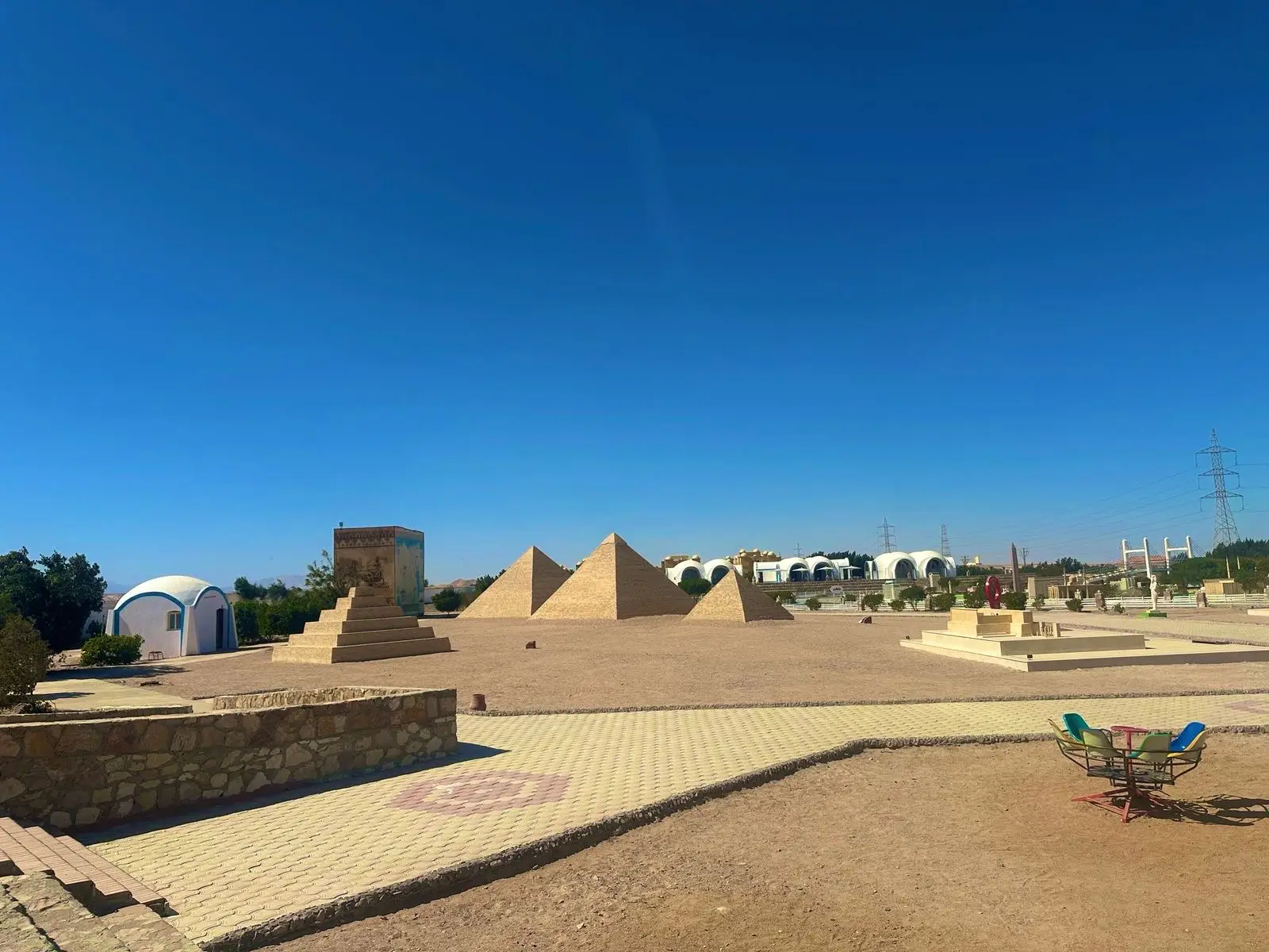 Miniaturpyramiden und Sphinx im Mini Egypt Park Makadi Bay