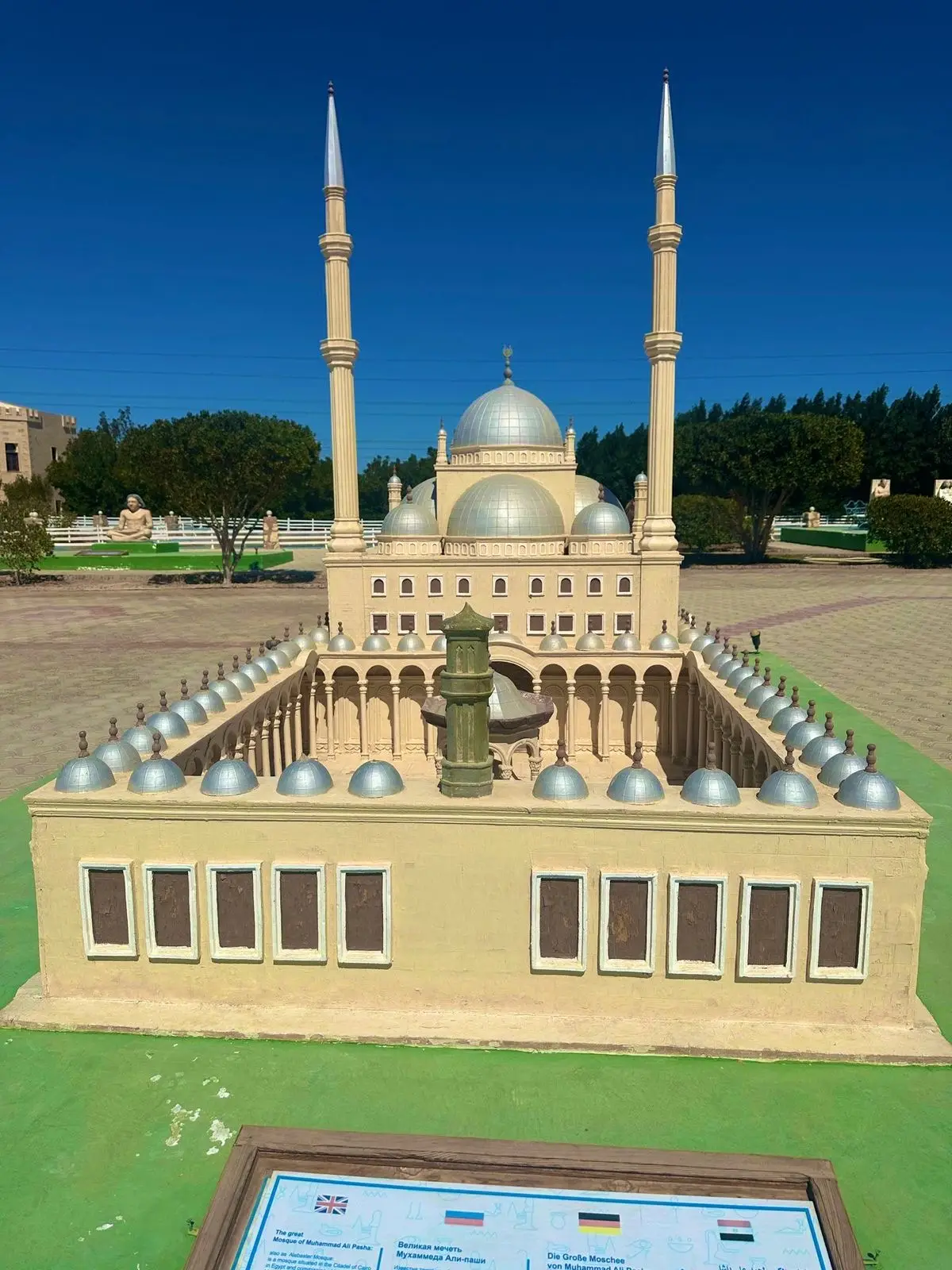 Miniaturpyramiden und Sphinx im Mini Egypt Park Makadi Bay