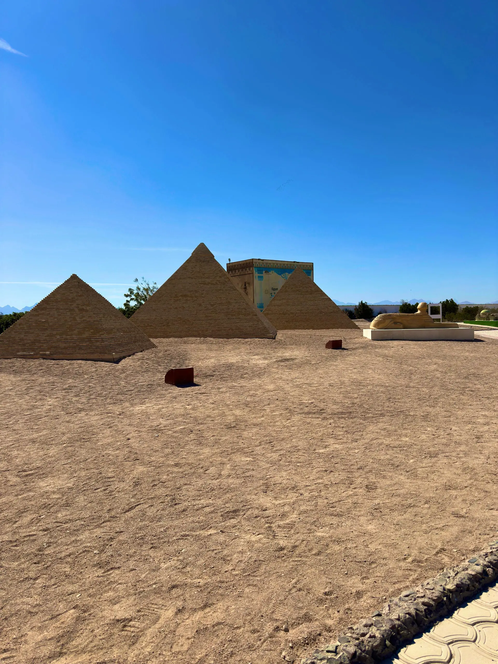 Miniaturpyramiden und Sphinx im Mini Egypt Park Makadi Bay