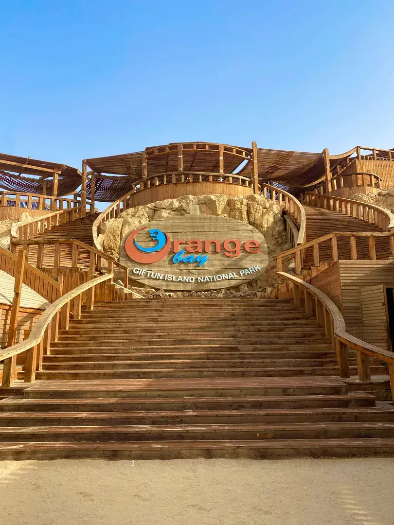 Weißer Sandstrand der Orange Bay im Roten Meer