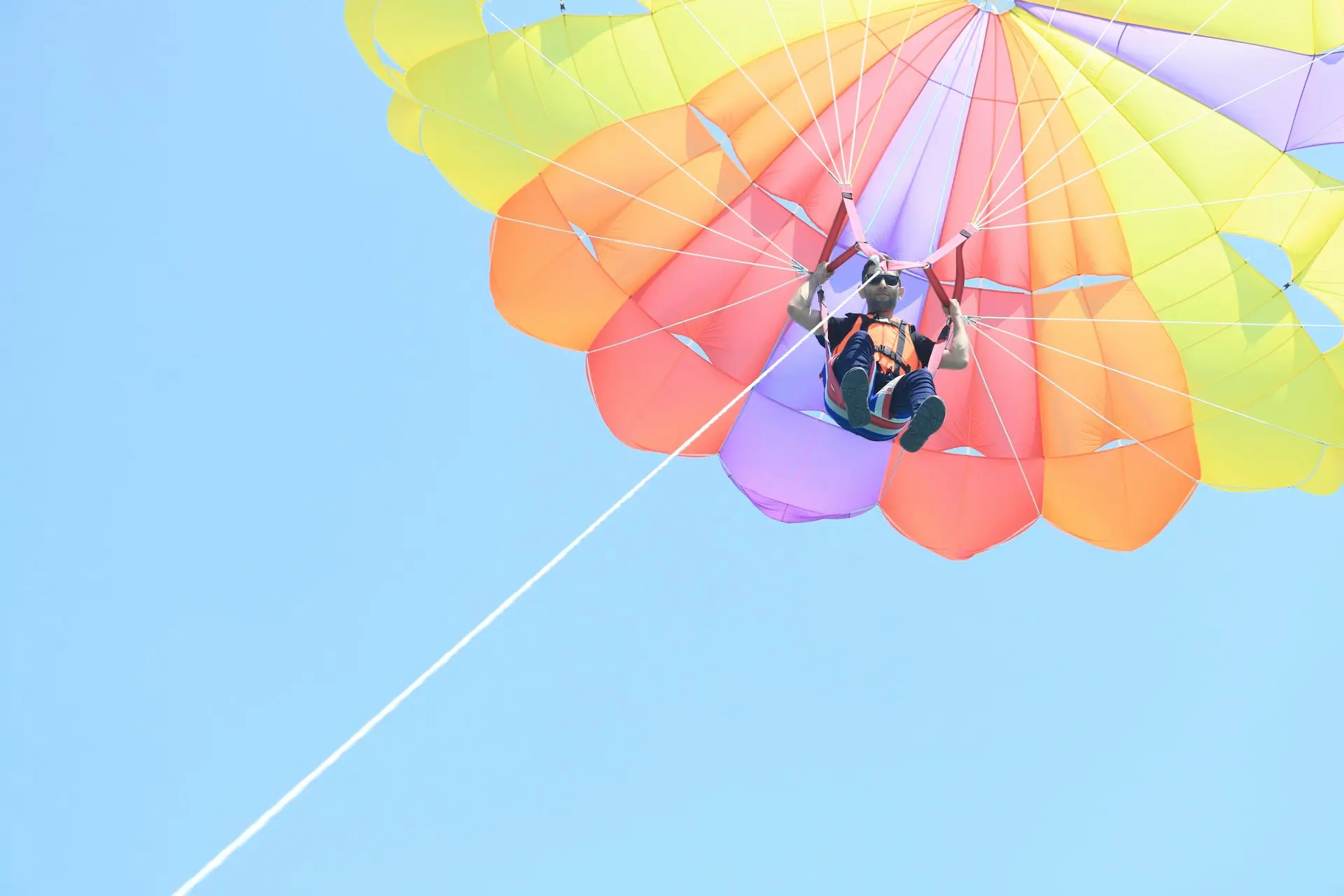 Parasailing-Schirm über dem Roten Meer